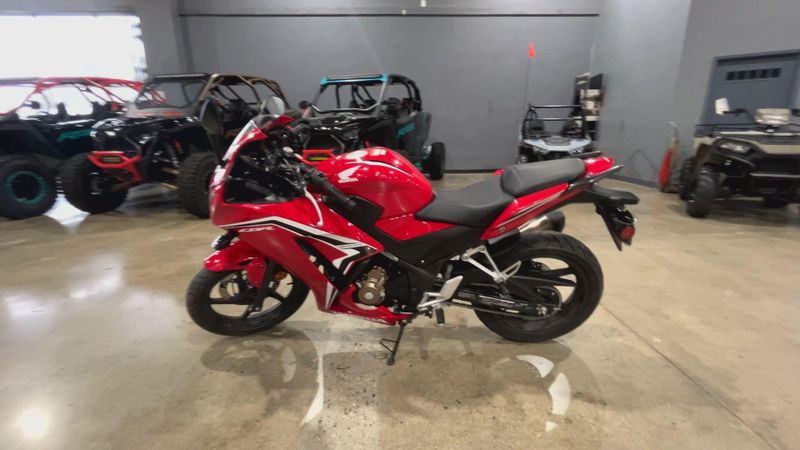 2022 Honda CBR300R Base Image 5