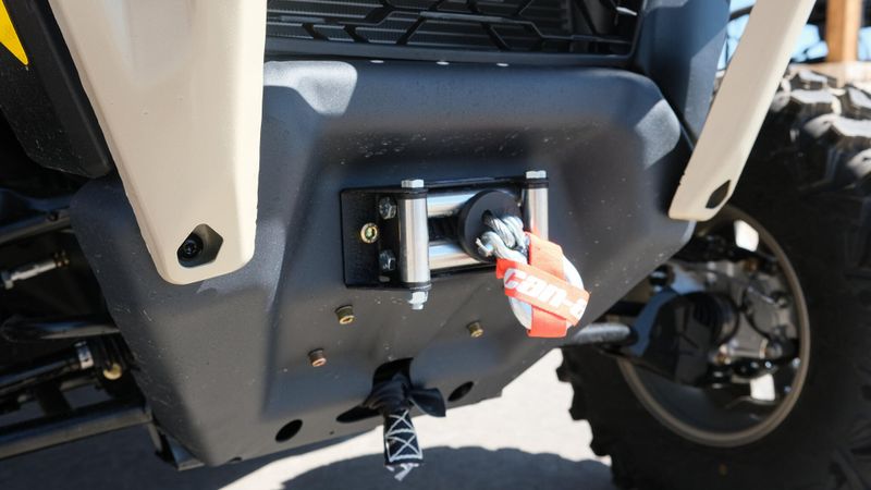 2025 Can-Am DEFENDER MAX LIMITED CAB HD10 DESERT TAN AND STEALTH BLACK Image 18