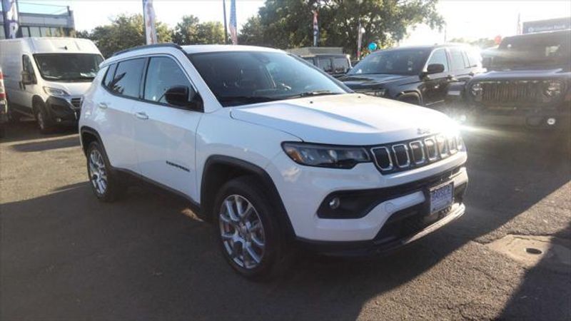 2022 Jeep Compass Latitude Lux photo 2
