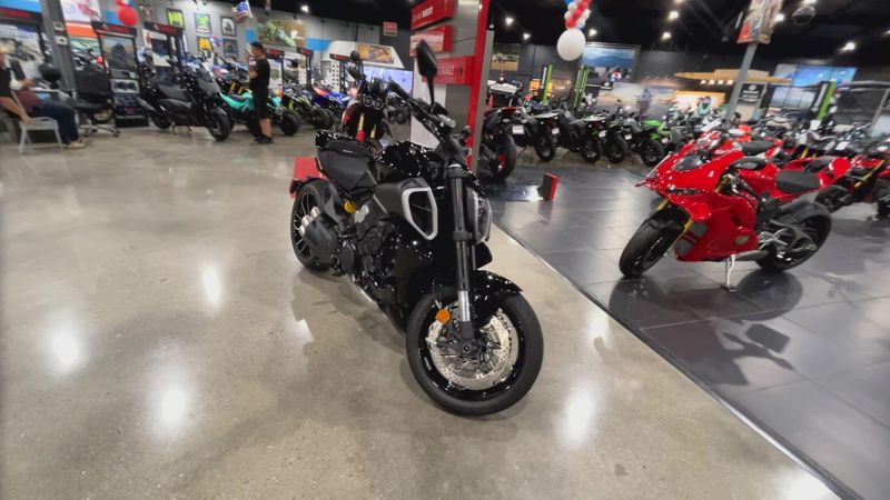 2024 Ducati DIAVEL V4 - DEMO Image 2