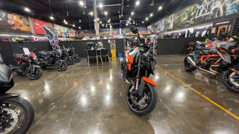 New 2027 KTM 990 DUKE Image 2