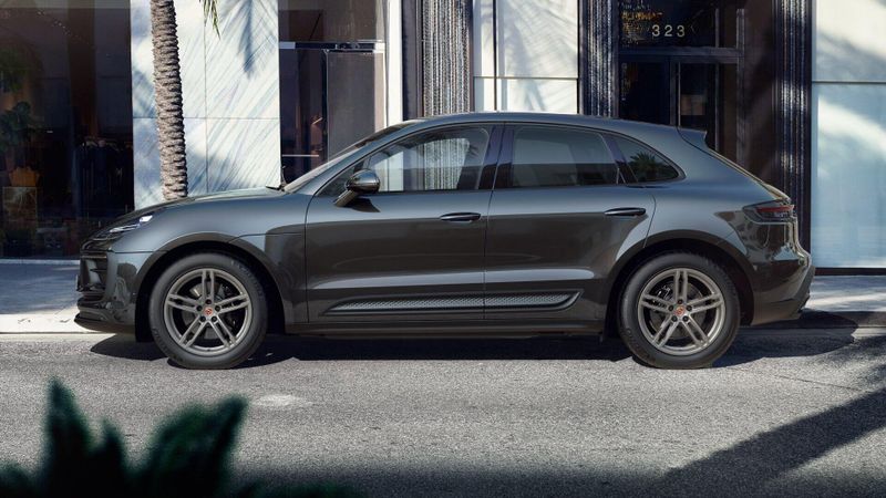 2025 Porsche Macan BaseImage 2