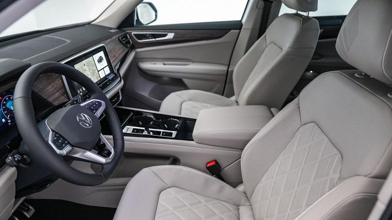 2025 Volkswagen Atlas 2.0T SEL Premium R-LineImage 18