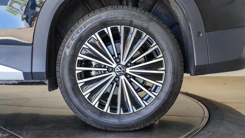 New 2025 Volkswagen Tiguan 2.0T SImage 9
