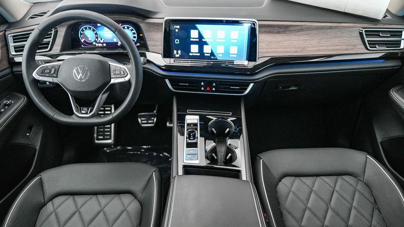 2025 Volkswagen Atlas 2.0T SEL Premium R-LineImage 14