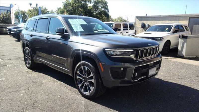 2021 Jeep Grand Cherokee Overland photo 3