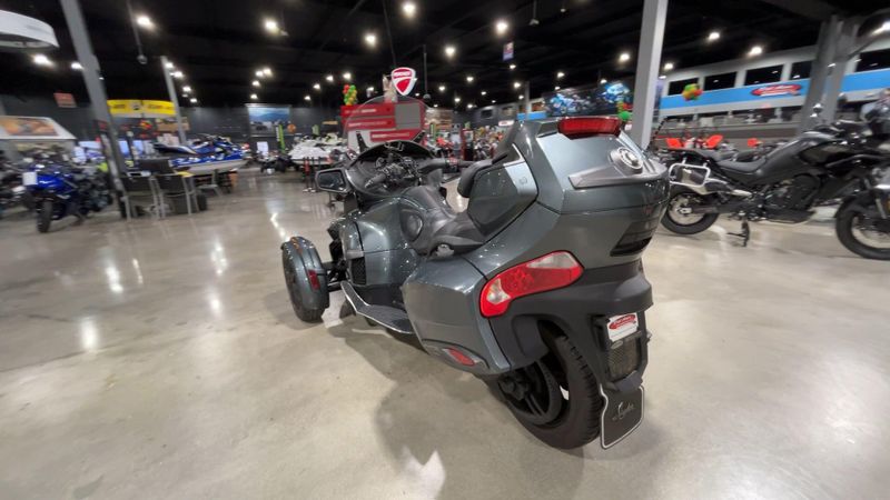 2018 Can-Am SPYDER RT-SE6  in a GREY exterior color. Del Amo Motorsports of Redondo Beach (424) 390-7811 delamomotorsports.com 