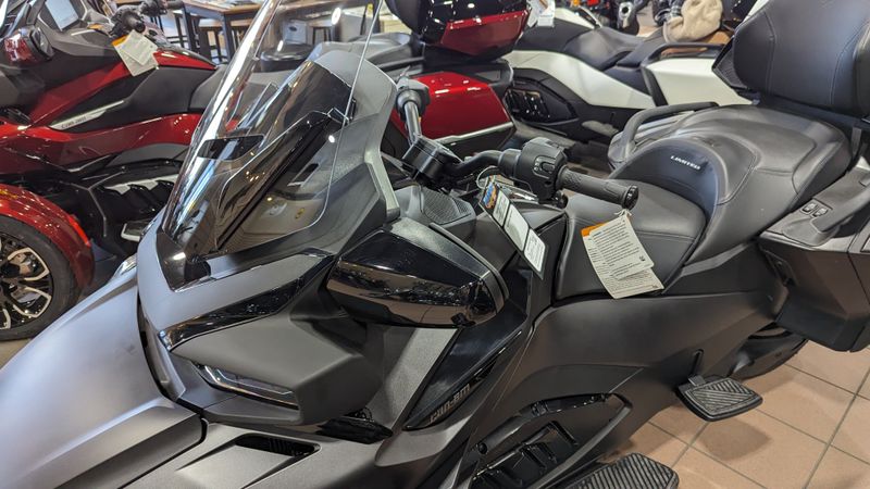 2024 CAN-AM SPYDER RT LIMITED CARBON BLACKImage 12