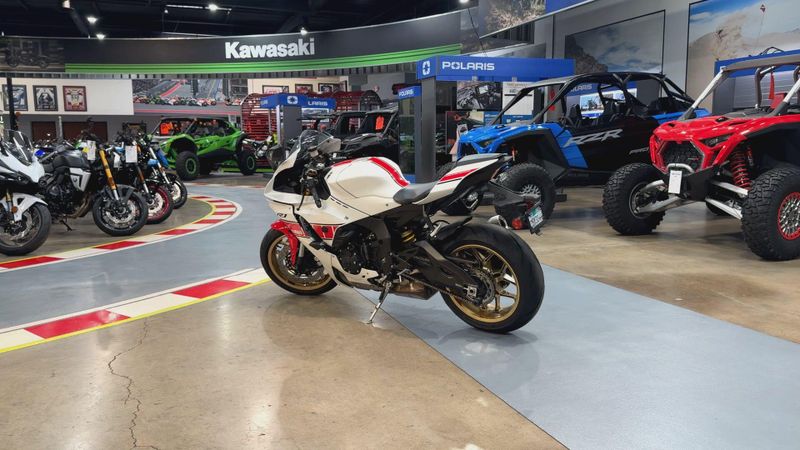 Used 2022 Yamaha YZF-R1 CA Image 2