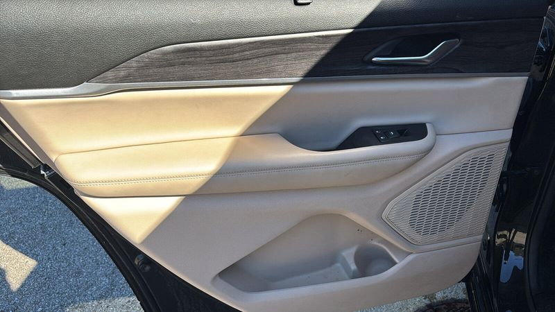 Used 2023 Jeep Grand Cherokee L LimitedImage 8