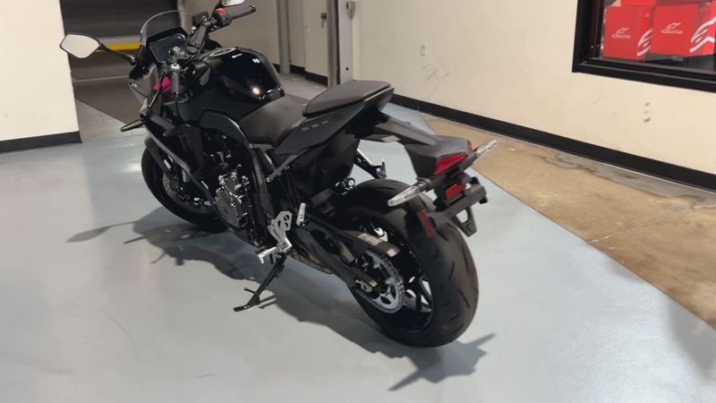 2025 Suzuki GSX-8R Image 6