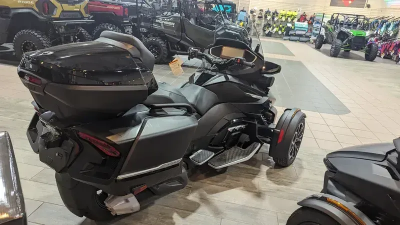 2025 Can-Am SPYDER RT LIMITED CARBON BLACK WITH PLATINUM ACCENTSImage 5