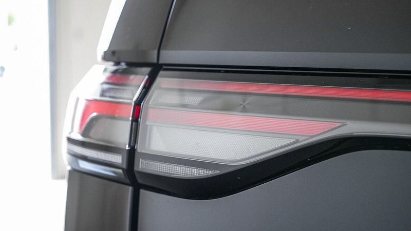 New 2025 Volkswagen ID. Buzz Image 8