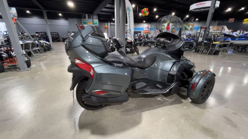 2018 Can-Am SPYDER RT-SE6  in a GREY exterior color. Del Amo Motorsports of Redondo Beach (424) 390-7811 delamomotorsports.com 