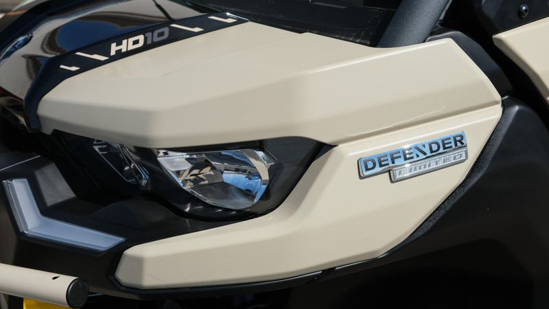 2025 Can-Am DEFENDER MAX LIMITED CAB HD10 DESERT TAN AND STEALTH BLACK Image 12