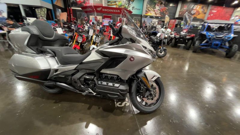 2025 Honda GOLDWING TOUR DCT Image 9