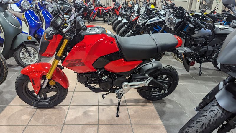 2025 Honda GROM BASE CHERRY REDImage 4