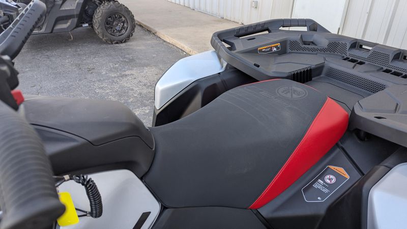 2025 Can-Am OUTLANDER XMR 1000 HYPER SILVER AND LEGION RED Image 15