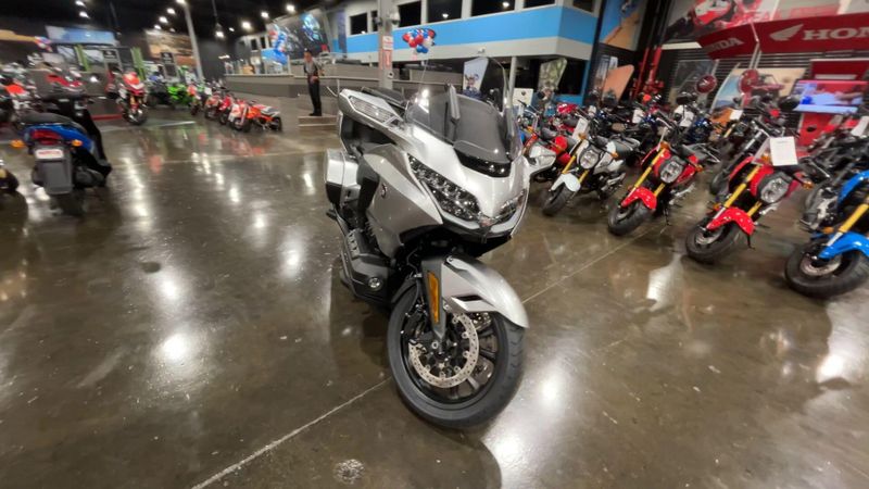 2025 Honda GOLDWING TOUR DCT Image 2