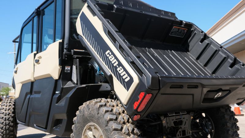 2025 Can-Am DEFENDER MAX LIMITED CAB HD10 DESERT TAN AND STEALTH BLACK Image 17
