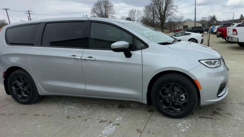 2023 Chrysler Pacifica Plug-in Hybrid Touring LImage 2