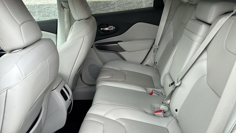 Used 2019 Jeep Cherokee LimitedImage 8