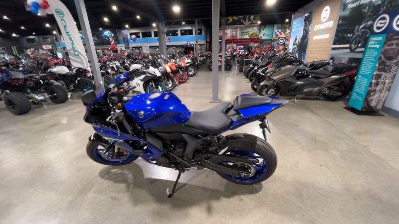 New 2025 Yamaha YZF-R7 Image 5