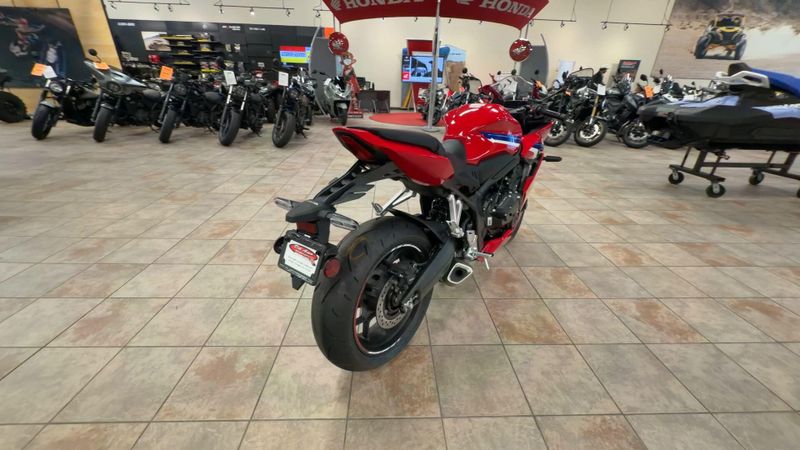 New 2026 Honda CBR650R E-CLUTCH Image 9