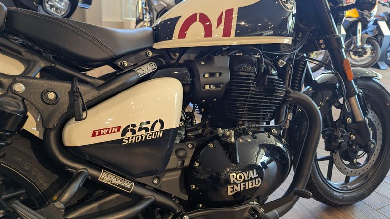 New 2024 Royal Enfield Shotgun 650 Stencil White Image 5
