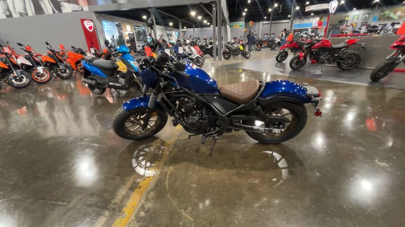 2025 Honda REBEL 500 ABS SE  in a PEARL BLUE exterior color. Del Amo Motorsports of Redondo Beach (424) 390-7811 delamomotorsports.com 