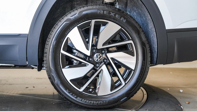New 2025 Volkswagen Atlas 2.0T SE w/TechnologyImage 9