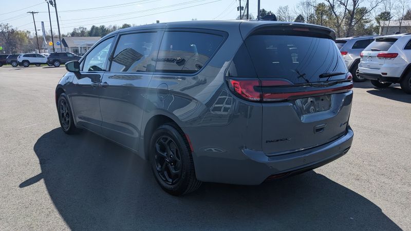 2023 Chrysler Pacifica Plug-in Hybrid Touring LImage 5