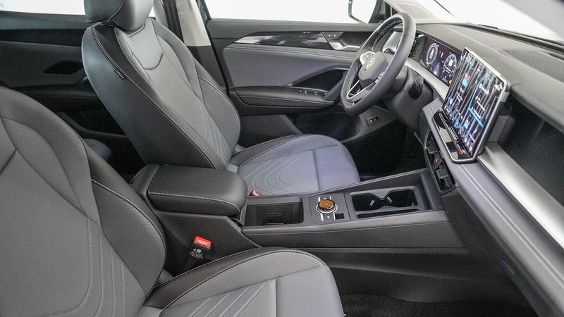 New 2025 Volkswagen Tiguan 2.0T SEImage 17