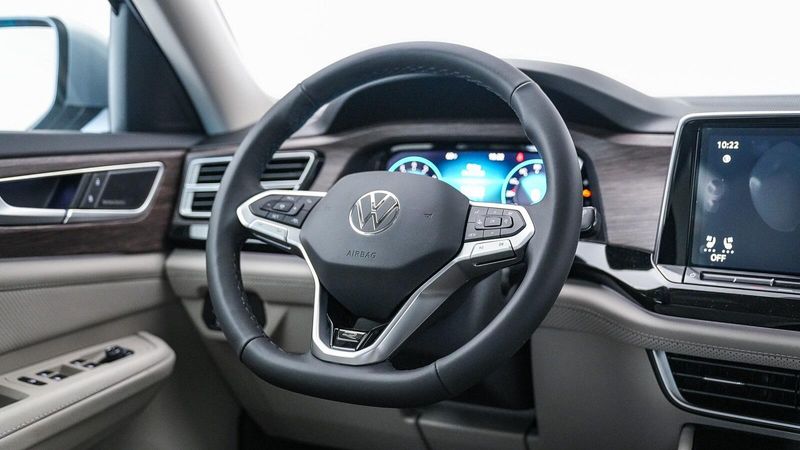 2025 Volkswagen Atlas 2.0T SEL Premium R-LineImage 16