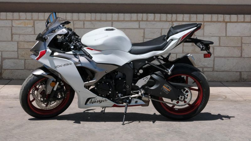 2025 Kawasaki NINJA ZX6R ABS PEARL ROBOTIC WHITE AND METALLIC GRAPHITE GRAYImage 6