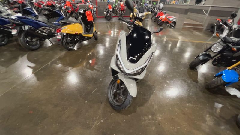 2025 Honda PCX Image 3
