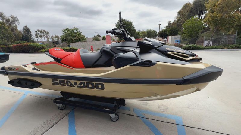 2025 Sea-Doo RXT-X 325 (SOUND SYSTEM) Image 2