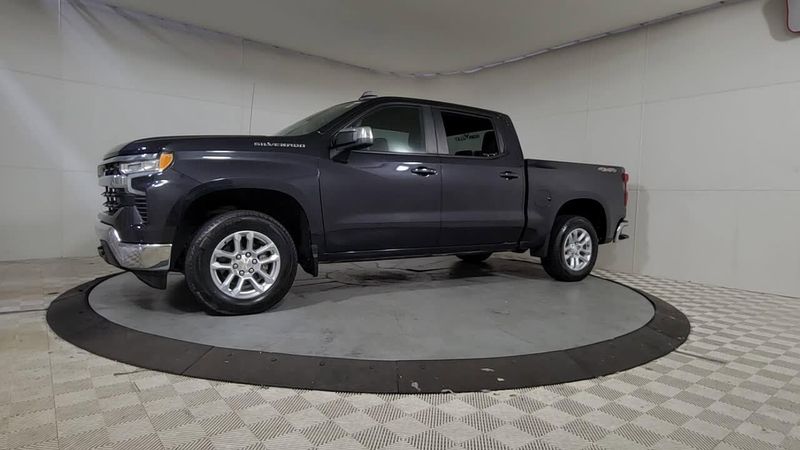 2022 Chevrolet Silverado 1500 LT photo 2