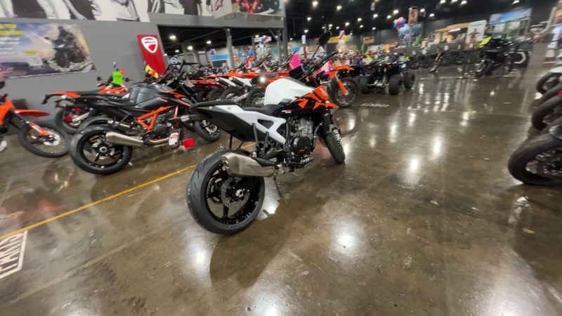 New 2027 KTM 990 DUKE Image 7