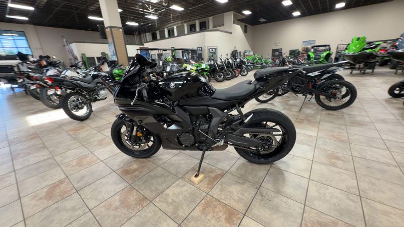 Used 2025 Yamaha YZF-R7 CA Image 6