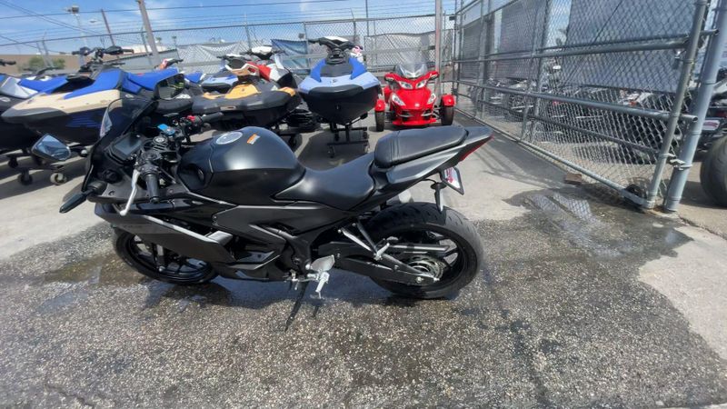 Used 2025 Yamaha YZF-R3 ABS Image 6