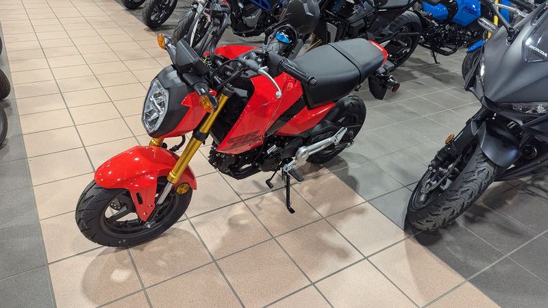 2025 Honda GROM BASE CHERRY REDImage 5