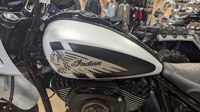 2024 INDIAN MOTORCYCLE SPRT CHIEF GHOST WHITE METALLIC SMK 49ST BaseImage 5