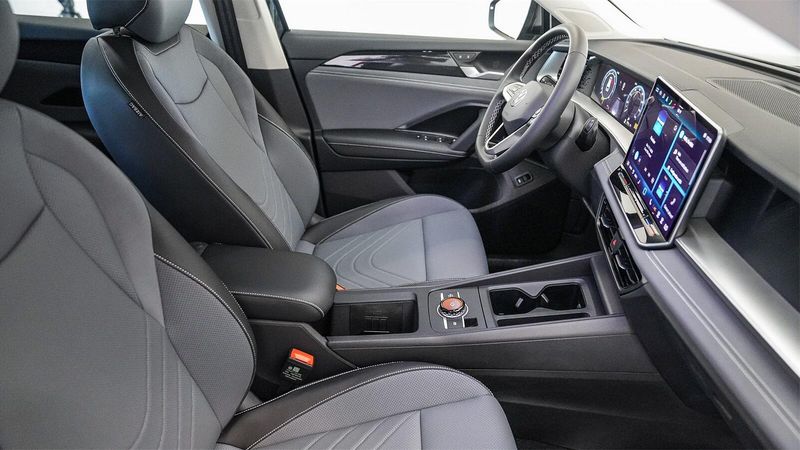 New 2025 Volkswagen Tiguan 2.0T SEImage 17