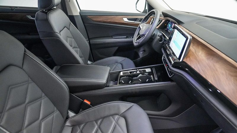 New 2025 Volkswagen Atlas 2.0T SE w/TechnologyImage 17