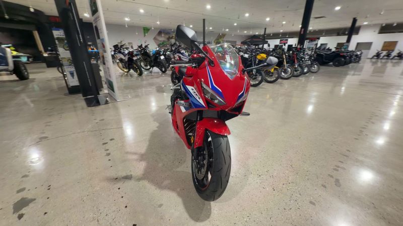New 2026 Honda CBR650R E-CLUTCH Image 6
