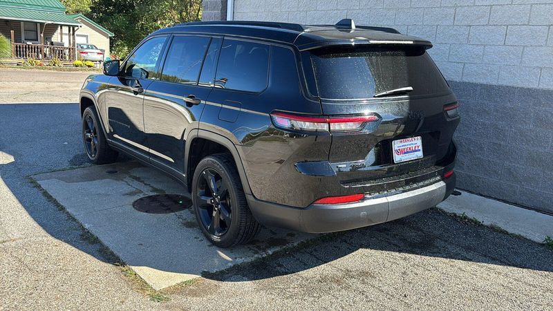 2023 Jeep Grand Cherokee Altitude photo 3