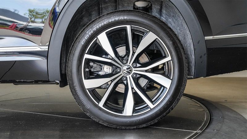 New 2025 Volkswagen Atlas 2.0T SEL Premium R-LineImage 9