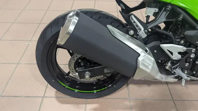 2025 Kawasaki NINJA 500 KRT EDITION LIME GREEN AND EBONY AND PEARL BLIZZARD WHITEImage 16