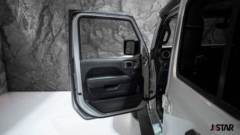 2023 Jeep Wrangler Sahara 4xe photo 4